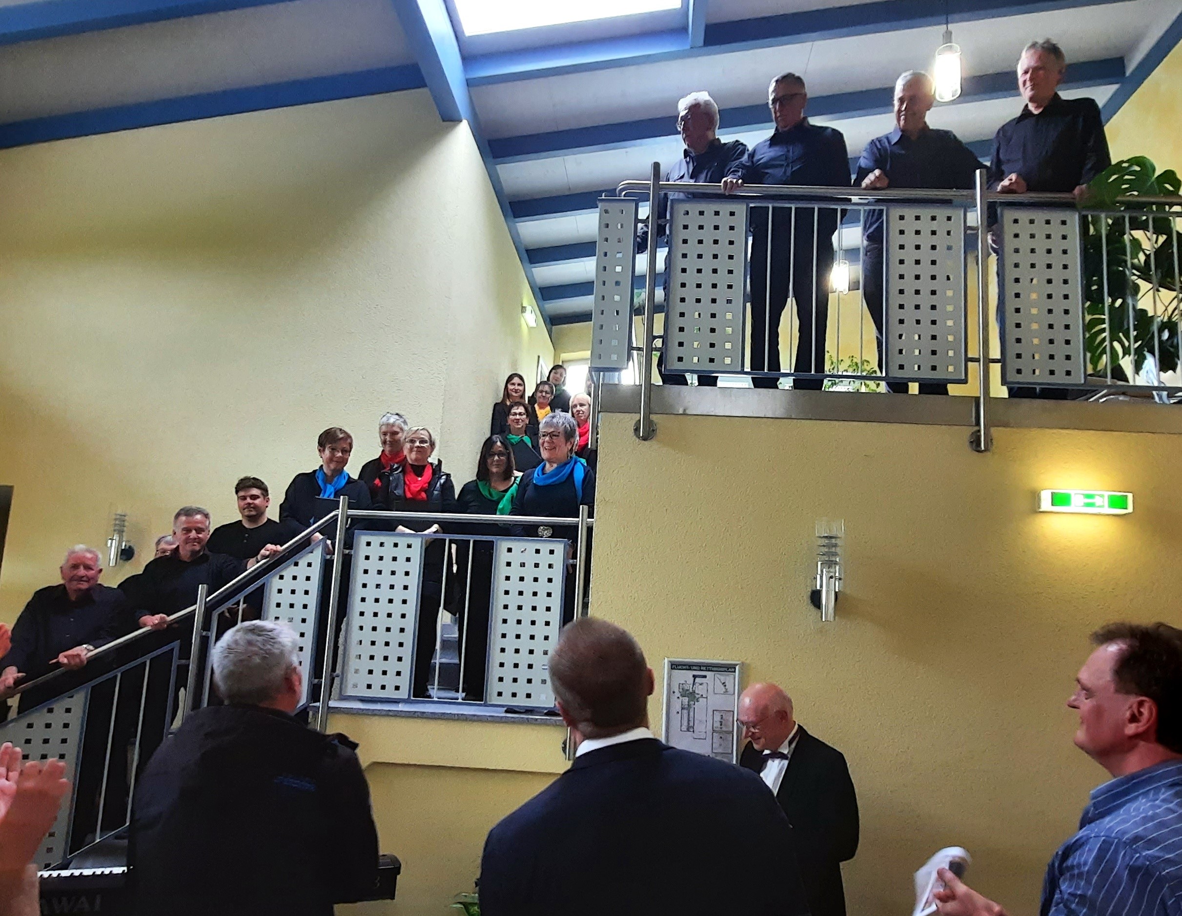 
    
            
                    Das Bild zeigt die Mitglieder des Gesangsvereins Eintracht Muckental auf der Treppe im Dorfgemeinschaftshaus
                
        
